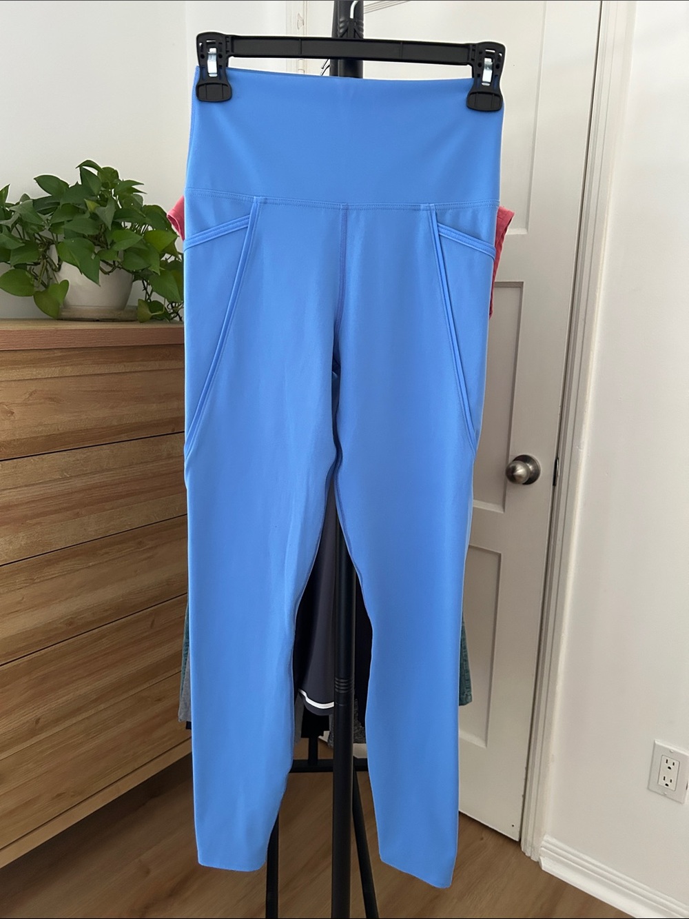 Beach Riot Leggings. Best for XS/S. 25” inseam, 12” waist. Side pockets. Clean